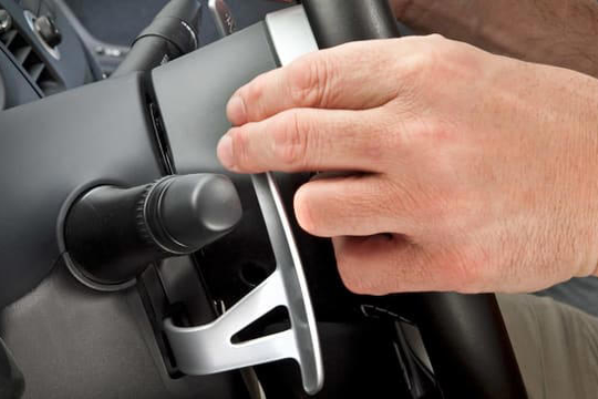 ‏Cần số vô lăng: Có gì hay mà dân mê xe phát cuồng?‏