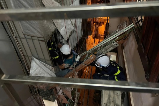 Hà Nội: Giải cứu người phụ nữ 60 tuổi mắc kẹt tại ô cửa tầng 3