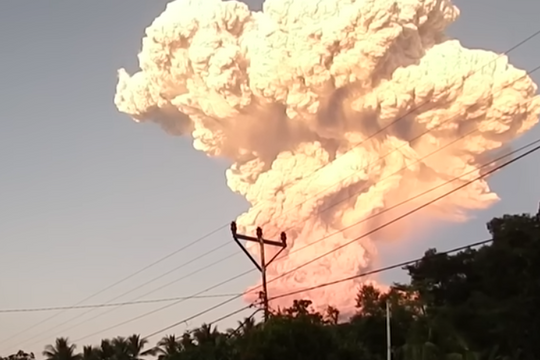 Video núi lửa Indonesia phun cột tro bụi cao 10 km lên bầu trời