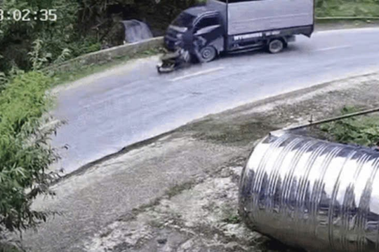 Nam thanh niên đi xe máy tông trực diện ô tô tải, tử vong tại chỗ