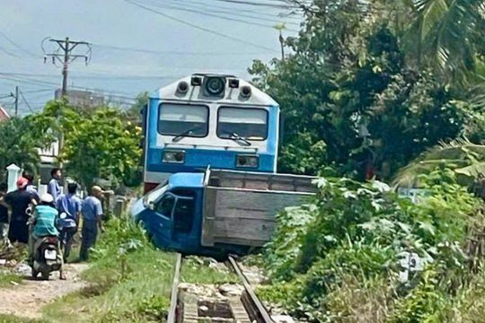 Tàu hỏa va chạm xe tải ở Bình Thuận, tài xế may mắn thoát nạn