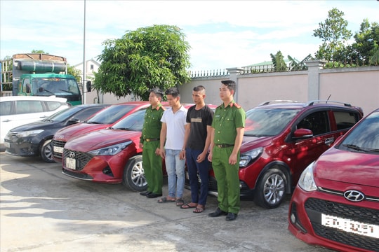 2 đối tượng thuê xe tự lái, làm giả giấy tờ để mang cầm cố