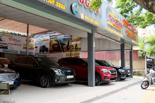 Cửa hàng ô tô cũ vắng khách vì giá xe mới giảm