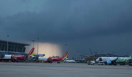 Nhiều cảng hàng không tạm ngừng tiếp nhận tàu bay do bão số 10