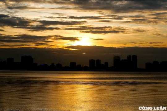 Giới trẻ Hà Nội đổ về Hồ Tây từ sớm để 'săn' khoảnh khắc hoàng hôn