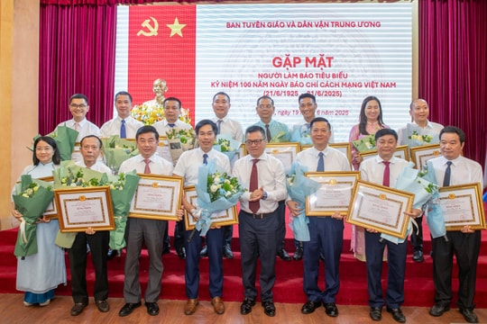 Vinh danh 150 nhà báo tiêu biểu, tiếp nối ngọn lửa 100 năm Báo chí Cách mạng