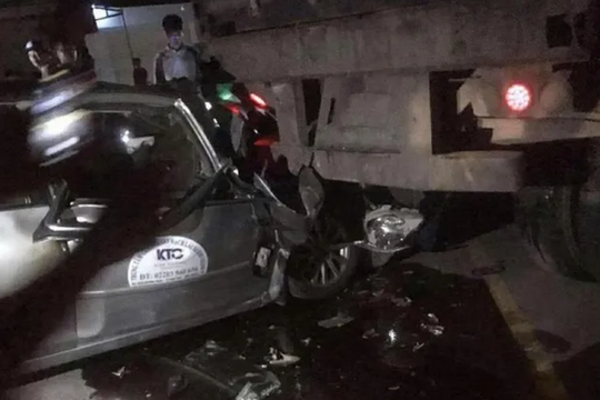 Va chạm với xe đầu kéo đỗ ven đường, xe con chở 5 người gặp nạn