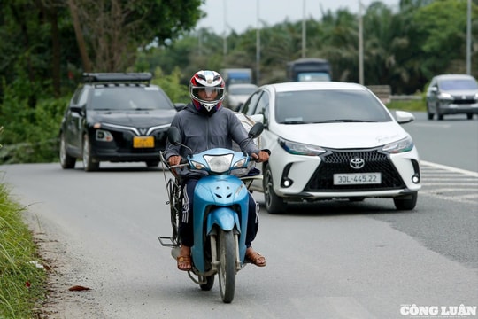 Người dân 'vô tư' đi xe máy vào Đại lộ Thăng Long để tránh rào chắn
