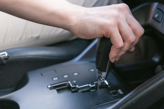 ‏Vì sao cần số tự động có kiểu zic-zắc mà không phải xe nào cũng vậy?‏