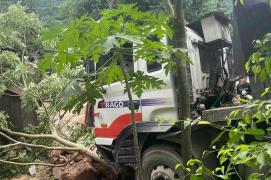 Xe đầu kéo biển Lào gặp nạn trên Quốc lộ 12A