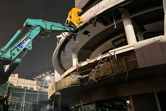 Hà Nội bắt đầu phá dỡ tòa nhà 'Hàm cá mập'