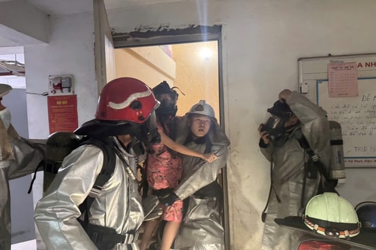 Cháy chung cư 8 tầng tại Hà Nội, hơn 20 người được cứu thoát an toàn