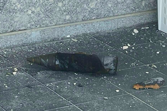 Iran phóng tên lửa đạn đạo mang bom chùm vào Israel