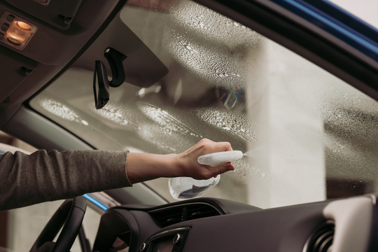 ‏Cách làm sạch lớp màng mờ bên trong kính lái và giữ nó luôn trong suốt‏