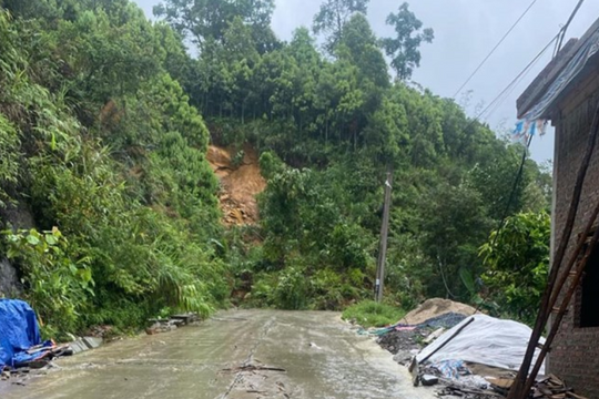 Mưa lũ gây sạt lở, chia cắt nhiều tuyến đường ở Lào Cai