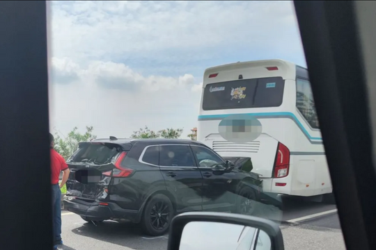 Va chạm liên hoàn giữa 5 ô tô trên cao tốc Cao Bồ - Mai Sơn