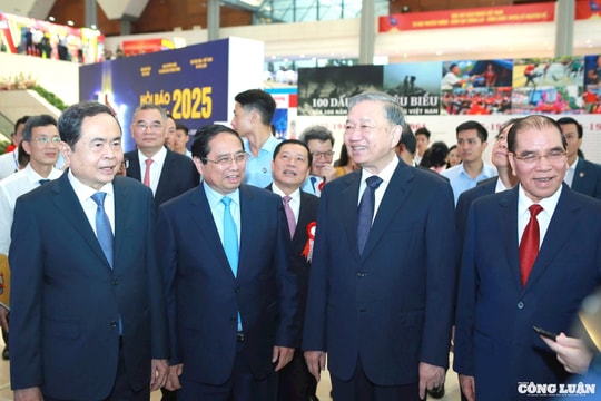 Tổng Bí thư Tô Lâm tham quan không gian trưng bày Hội báo toàn quốc 2025