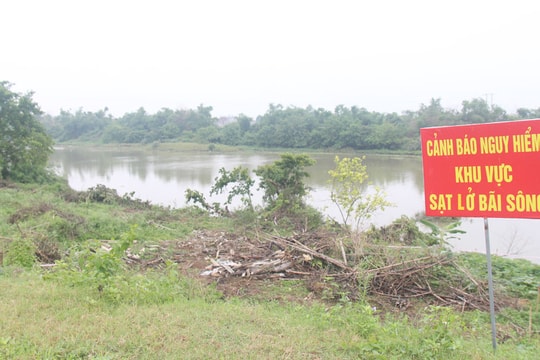 Bắc Giang: Công bố tình huống khẩn cấp và lệnh xây dựng công trình xử lý sự cố sạt lở bờ, bãi sông Thương