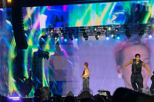 G-Dragon khuấy động sân Mỹ Đình giữa cơn mưa, hát bản hit 260 triệu view