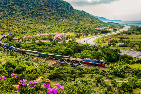Tàu Thống Nhất của Việt Nam được vinh danh tuyến tàu hỏa tuyệt vời nhất thế giới