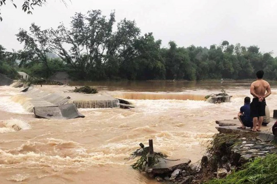 Mưa lớn cuốn trôi cầu ngầm tràn ở Thái Nguyên, giao thông bị gián đoạn