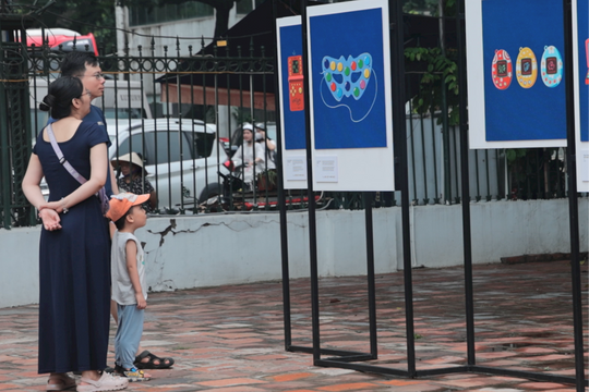 'Lớn kể chuyện bé' - Ký ức tuổi thơ tái hiện bằng sắc màu