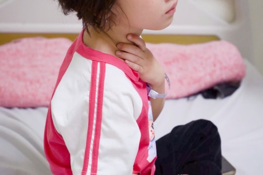 Bé gái 5 tuổi bị dị vật bỏ quên nơi hiếm gặp