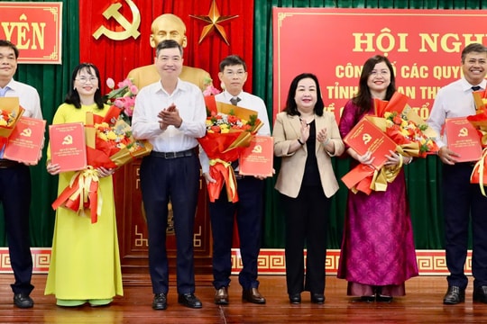 Công bố quyết định thành lập Báo Phú Yên và các quyết định về công tác cán bộ