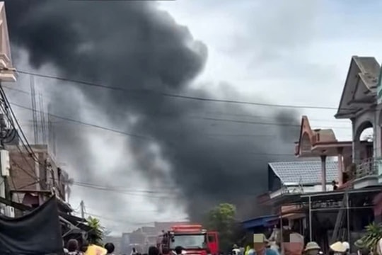 Video "bà hỏa" thiêu rụi cửa hàng chăn ga gối ở Hải Phòng