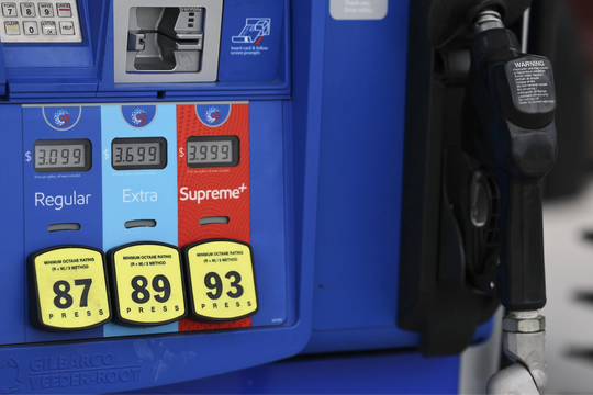 ‏Đòn tấn công của Mỹ vào Iran đẩy giá dầu và xăng tăng vọt‏