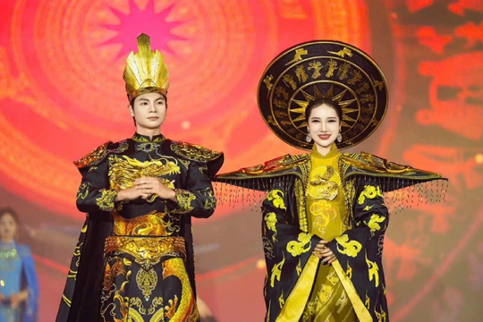 NTK Thoa Trần thổi hồn cội nguồn Việt vào tà áo dài với cánh sen phát sáng