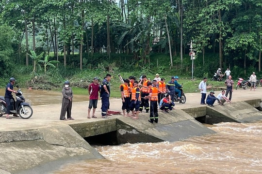 Nam thanh niên bị cuốn trôi cùng xe máy khi qua ngầm tràn ở Phú Thọ