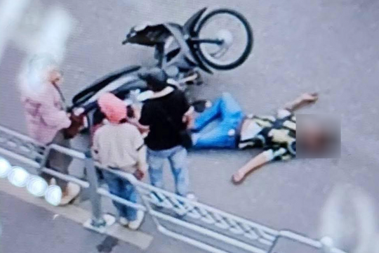 Tài xế xe máy chấn thương sọ não sau khi đâm vào rào phân làn Hà Nội