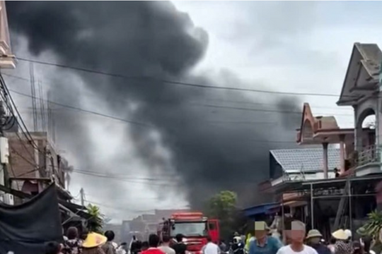 Cháy lớn tại cửa hàng chăn ga ở ngoại thành Hải Phòng
