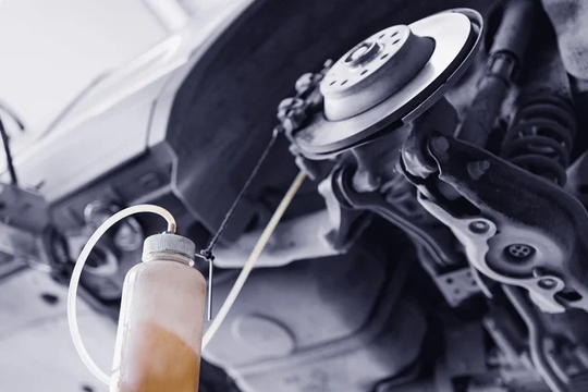 ‏Tại sao ô tô không thể thiếu dầu phanh ?‏