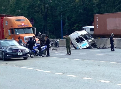 Clip xe đầu kéo văng cabin sau cú tông mạnh, tài xế may mắn thoát nạn