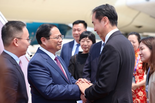 Thủ tướng Phạm Minh Chính tới Thiên Tân, bắt đầu chuyến công tác dự Hội nghị WEF và làm việc tại Trung Quốc