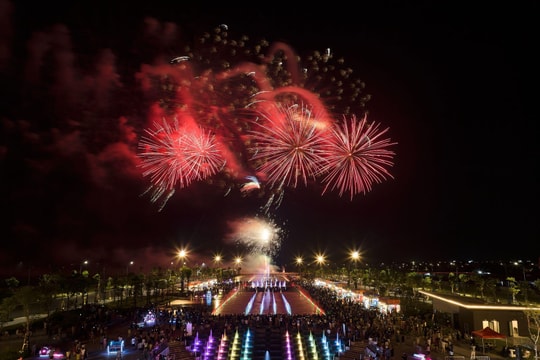 ‏Hè này, phải đến Hà Nam xem pháo hoa, chơi công viên nước, “quẩy” chợ đêm Vuifest‏