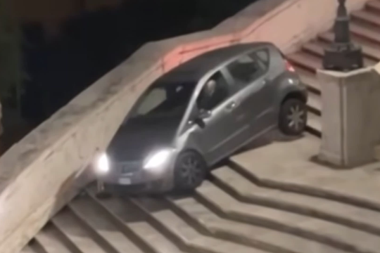 ‏Cụ ông gây sốc với pha rẽ tắt kỳ lạ giữa lòng Rome‏