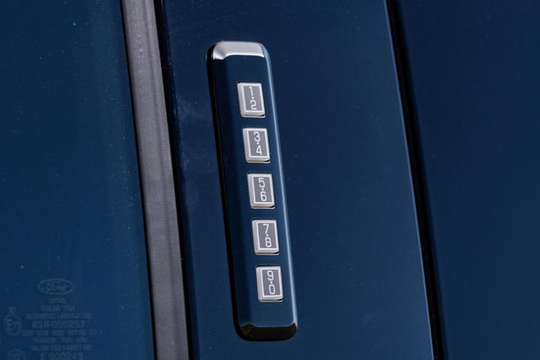 ‏Vì sao một số xe có bàn phím số trên cửa?‏