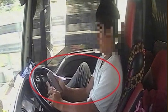 Tài xế bị phạt vì vừa lái xe trên cao tốc vừa lướt TikTok
