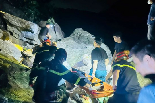 Đưa thi thể nam thanh niên ra khỏi suối sâu sau nhiều giờ tìm kiếm