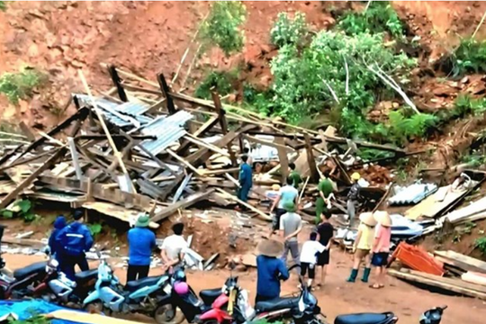 Sạt lở vùi lấp nhà dân ở huyện Na Hang, may mắn không thiệt hại người