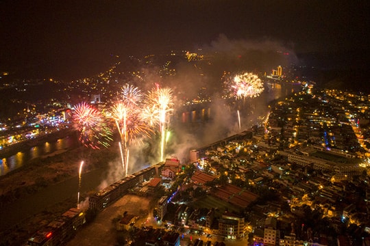 Tổ chức chương trình nghệ thuật và bắn pháo hoa chào mừng tỉnh mới Lào Cai