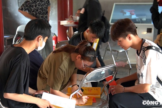 Sĩ tử tự mình viết sớ ‘cầu may’ tại Văn Miếu - Quốc Tử Giám