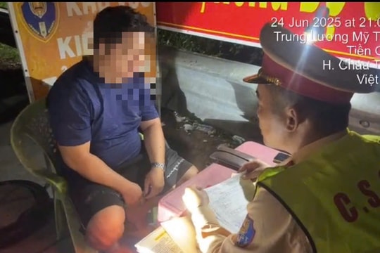 Dùng điện thoại khi lái xe, tài xế bị phạt tới 6 triệu