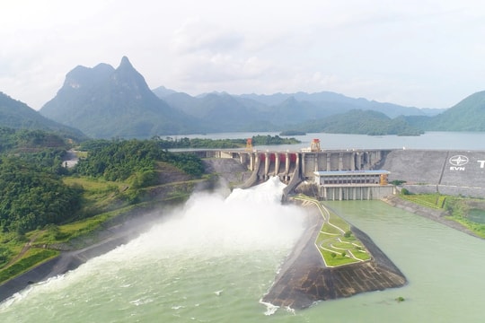 Thủy điện Tuyên Quang mở một cửa xả đáy