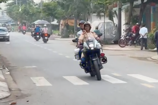 Cảnh sát giao thông TP HCM dùng xe đặc chủng chở thí sinh về nhà lấy CCCD để quên