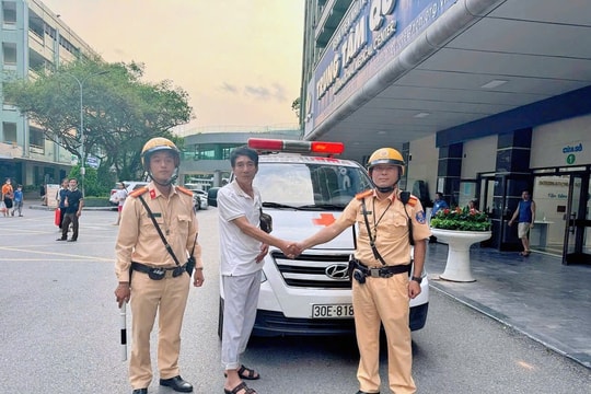 Bé một tháng tuổi sốt cao, CSGT Hà Nội dùng mô tô chuyên dụng mở đường tới viện