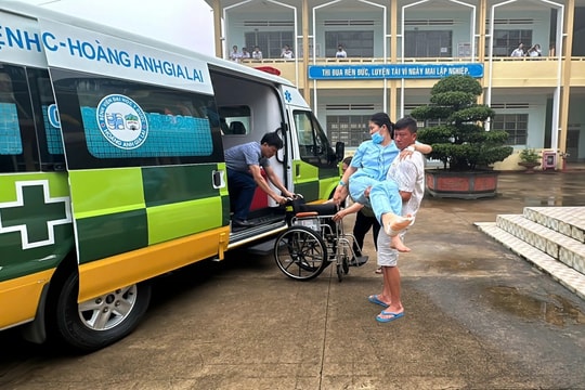 Nữ sinh ở Gia Lai được xe cấp cứu đưa đến điểm thi tốt nghiệp THPT